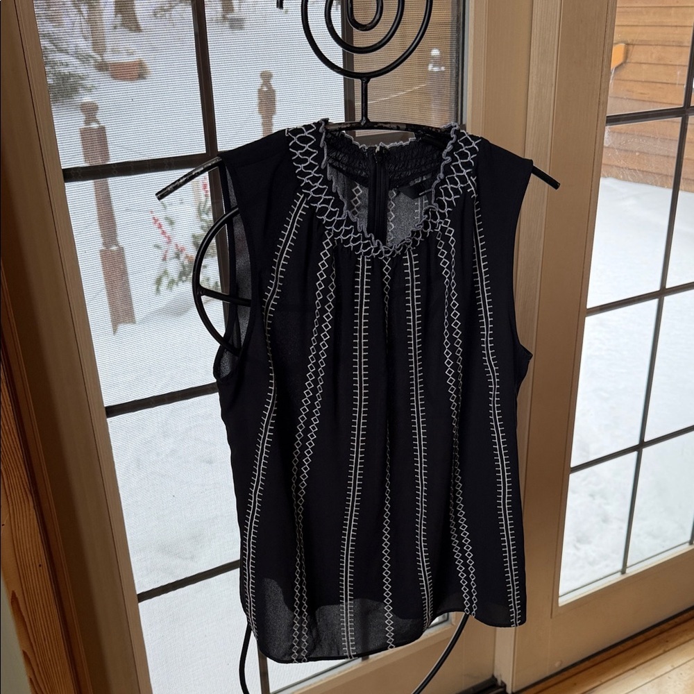 White House Black Market Black White Embroidered Sleeveless Blouse Top Size 4